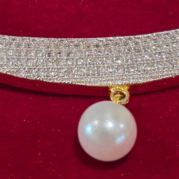 Delicate Indian Design Faux Pearl Rhinestone Gold Wedding Necklace Earrings Set - Picture 4 of 13